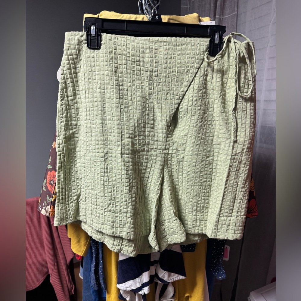 FREE PEOPLE Pucker Check Wrap Shorts - Washed Sage - NWT Retail $58 - Picture 4 of 7